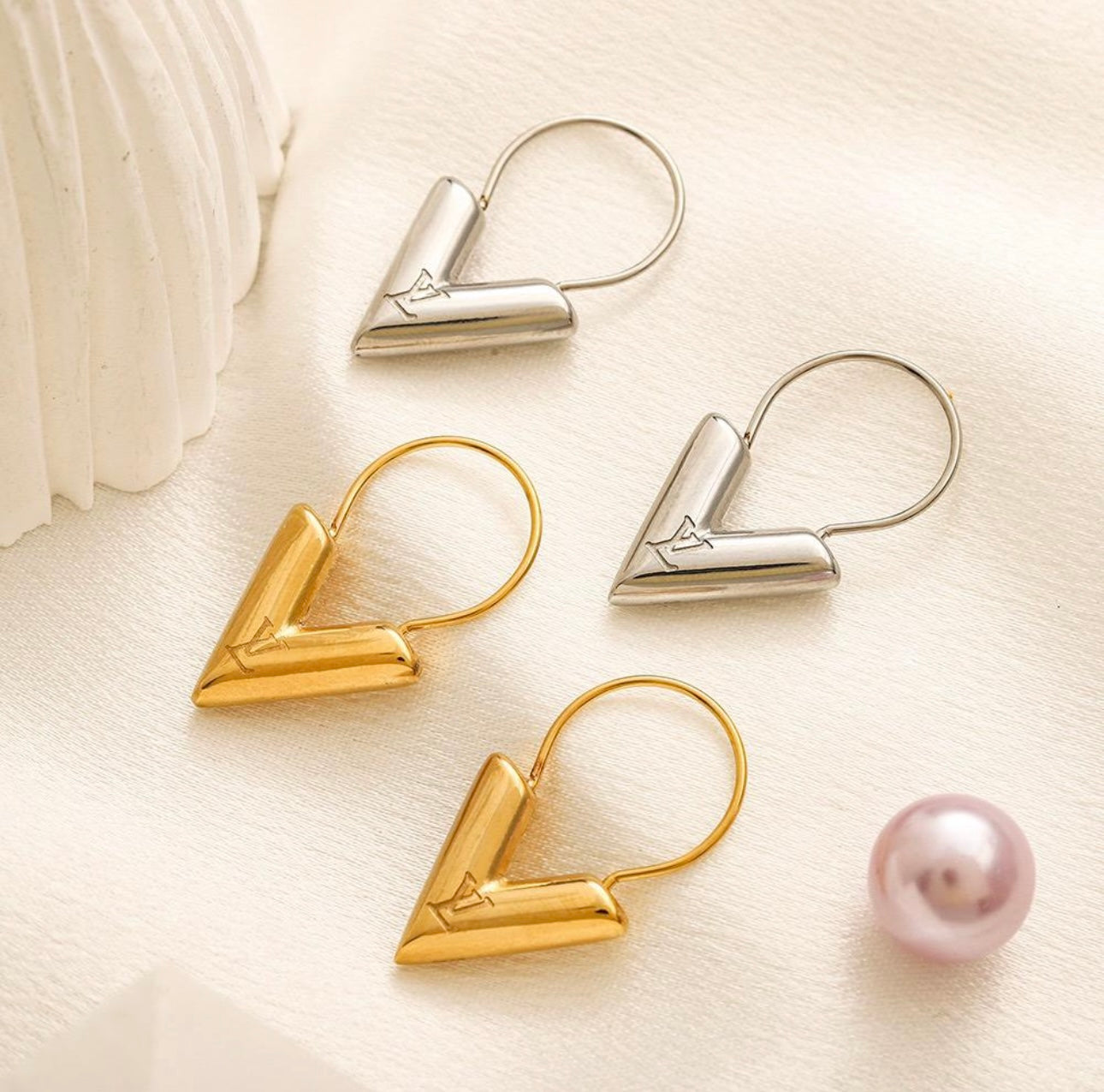V Deluxe Earrings - Silver Logo