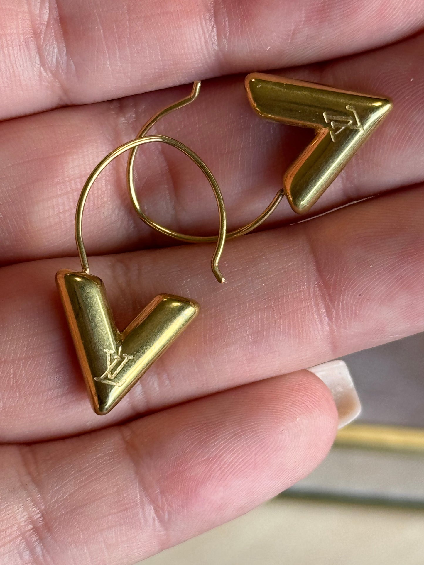 V Deluxe Earrings - Logo