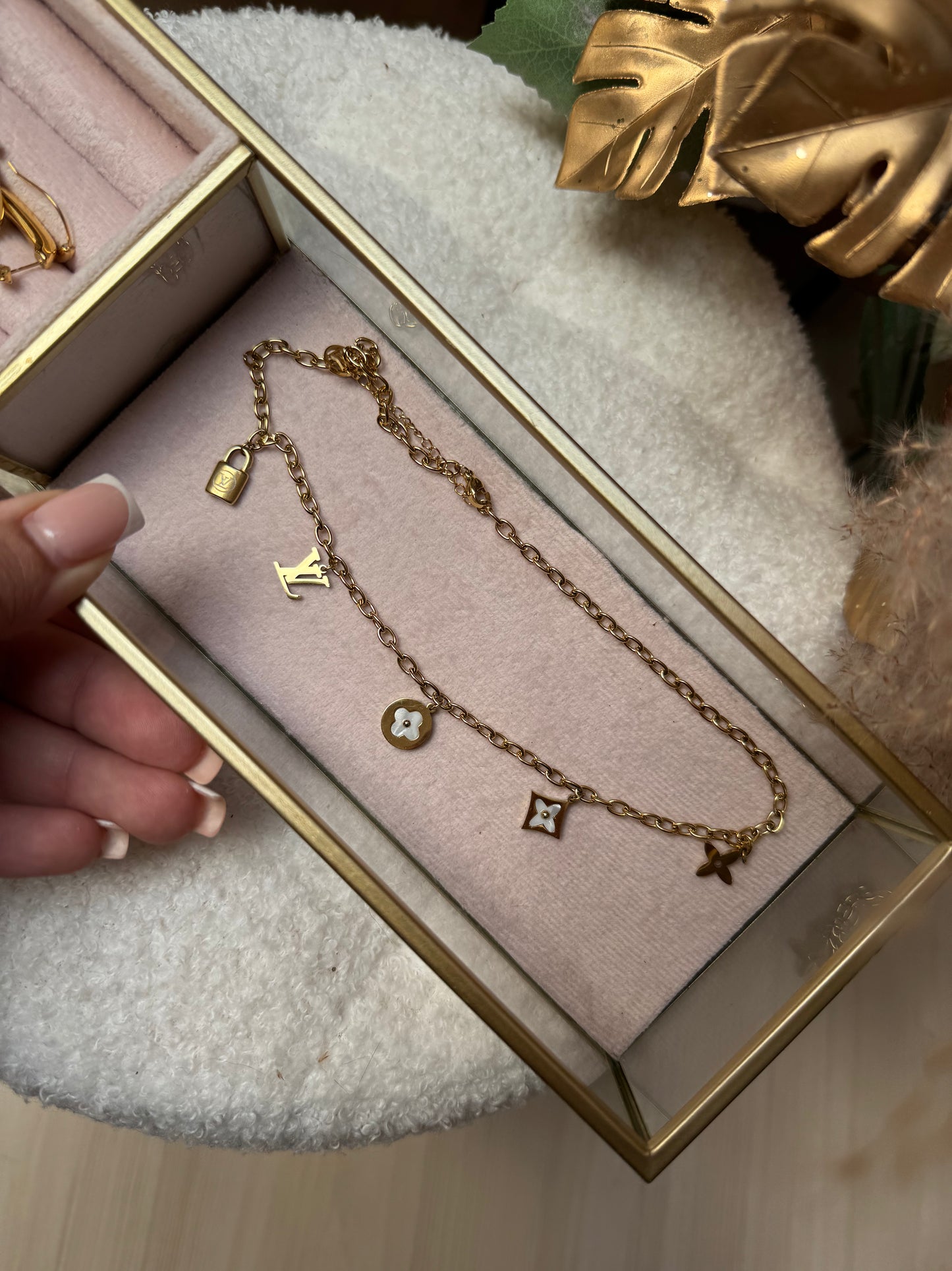 V Deluxe Single Necklace - Gold