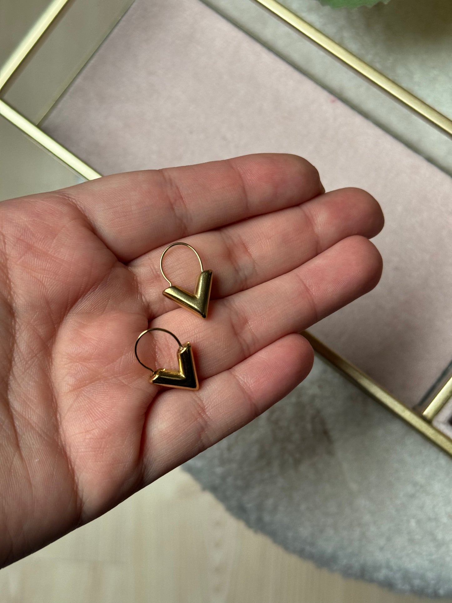 V Earrings Gold