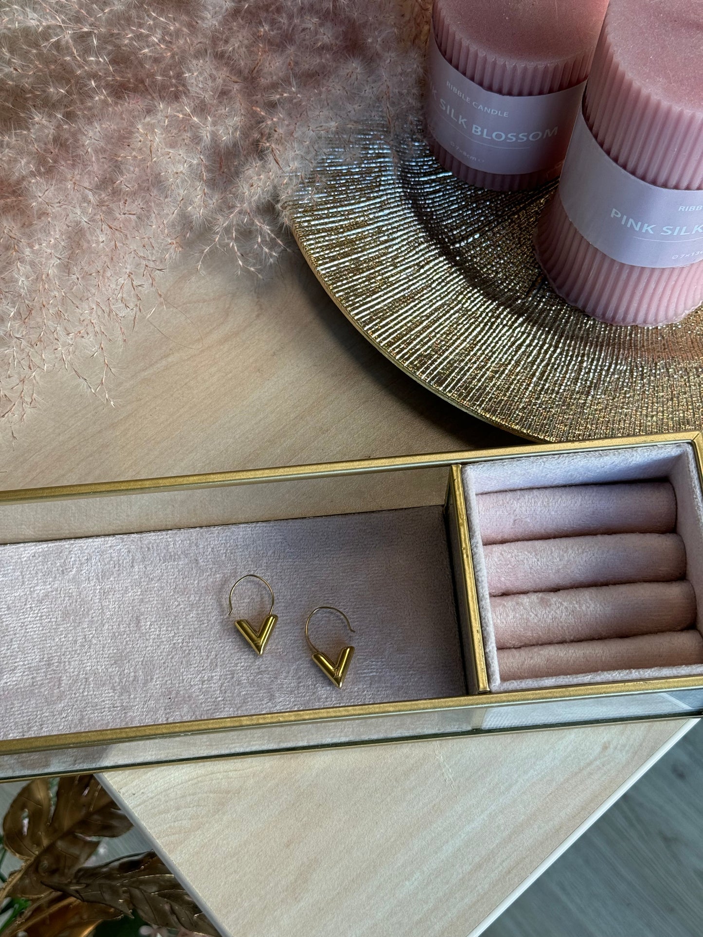V Deluxe Earrings - Logo