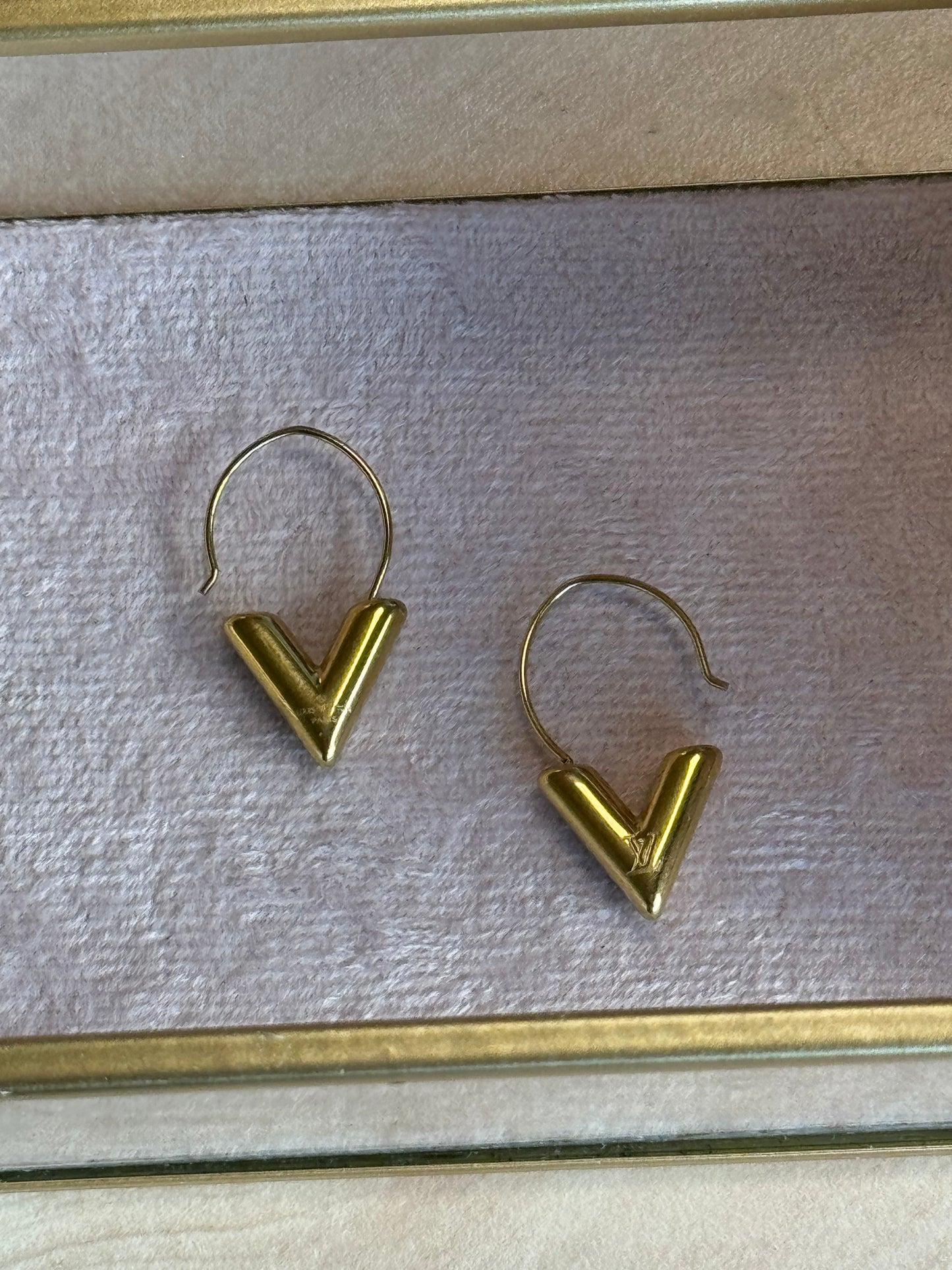V Deluxe Earrings - Logo