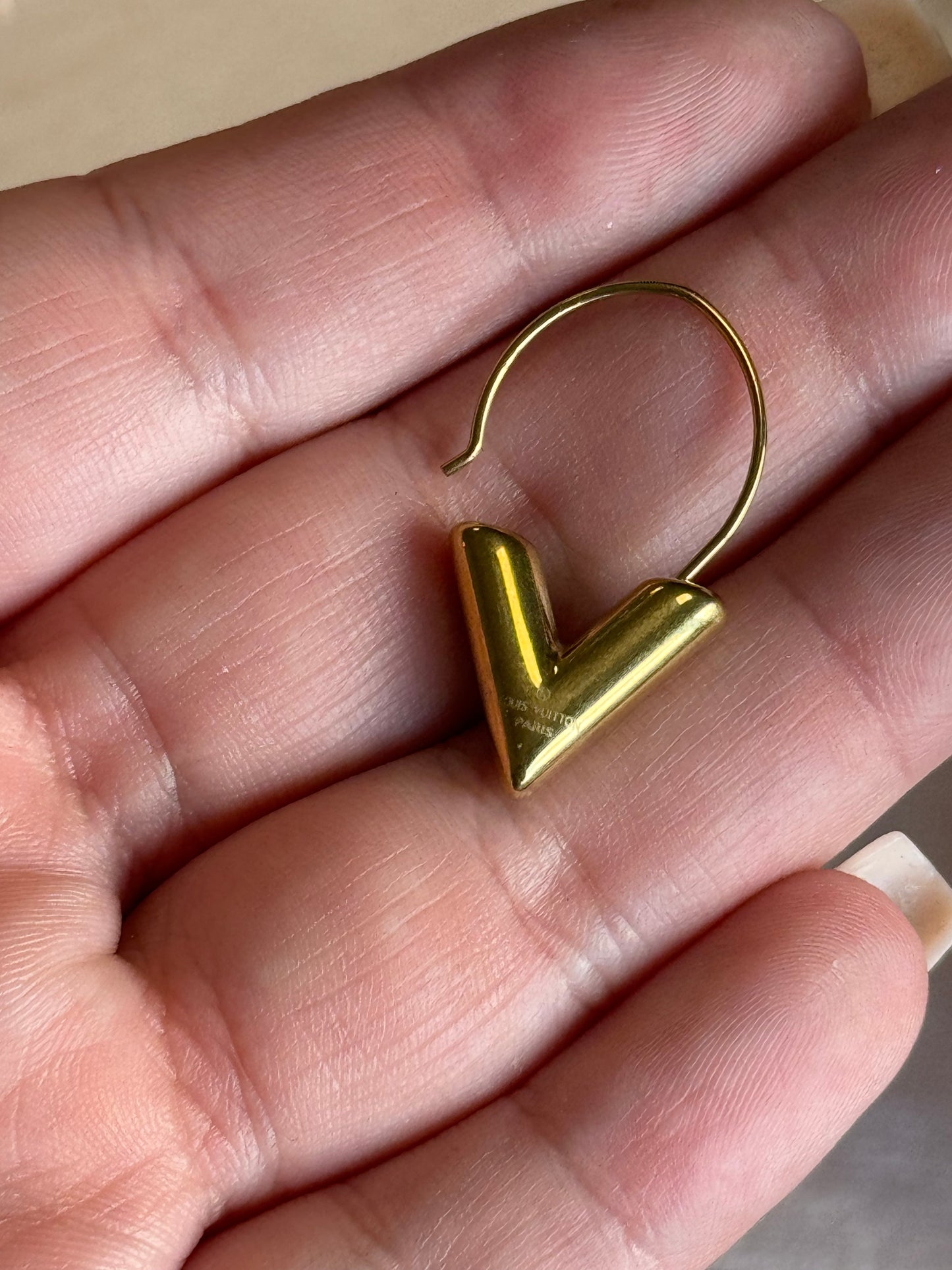 V Deluxe Earrings - Logo