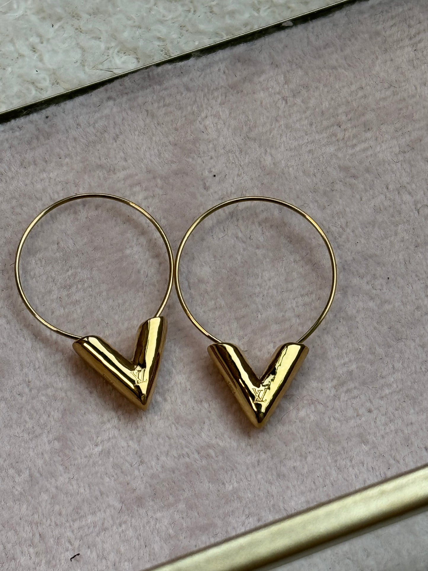 V Hoops - Logo